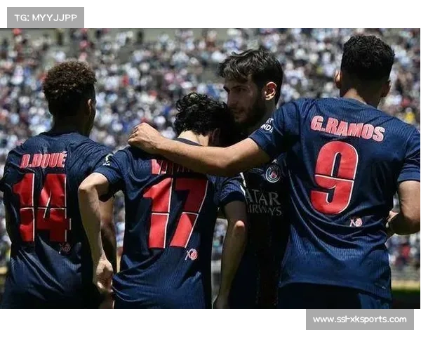 马尤卢破门后与队友庆祝，巴黎圣日耳曼客场领先